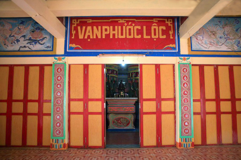 Đình và vạn Phước Lộc.