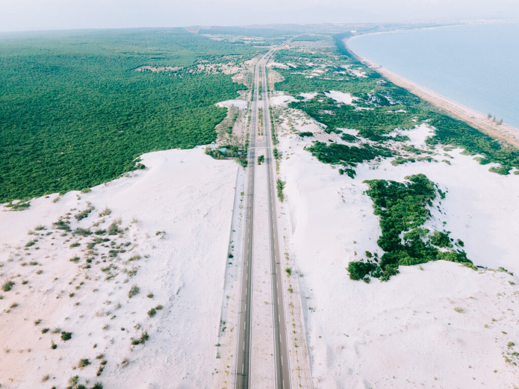 Bàu Trắng - Cung đường phủ 'tuyết' gần Phan Thiết