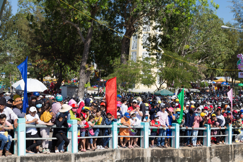 Lễ hội đua thuyền - Tưng bừng ngày hội đầu xuân trên sông Cà Ty