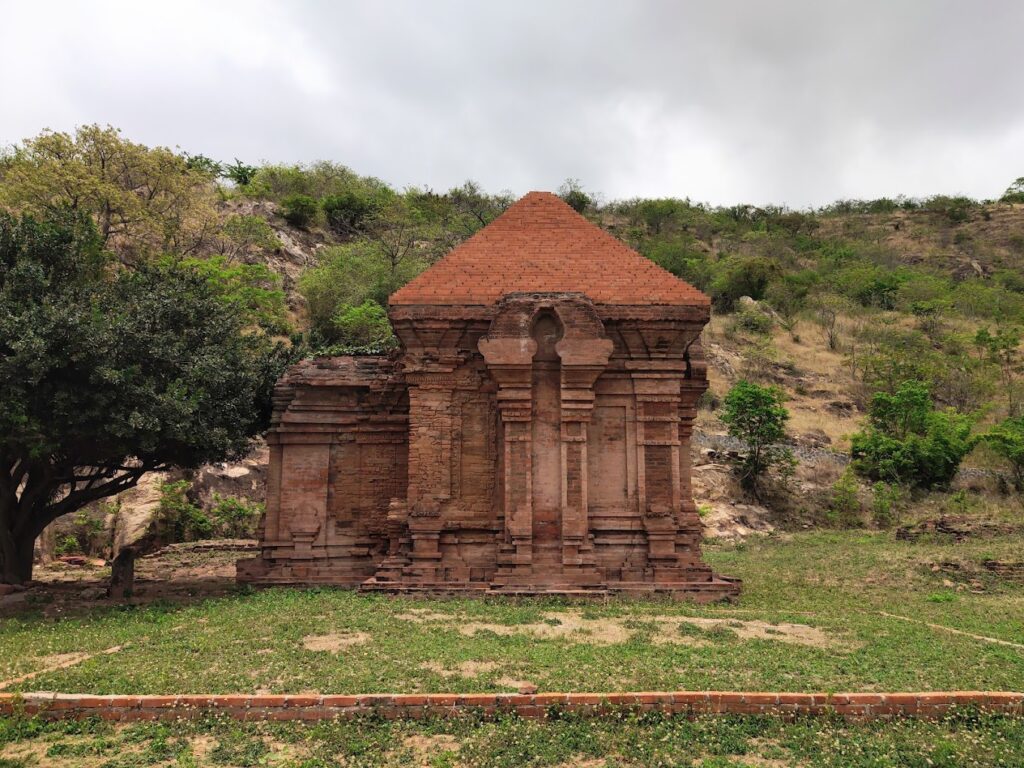 Tháp Pô Đam - Cụm tháp với kiến trúc kỳ lạ thời Chăm Pa