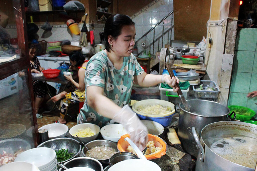 Tiệm mì đêm 70 năm ở Phan Thiết