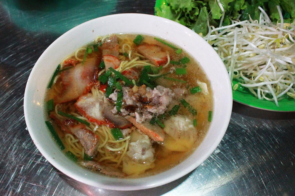 Tiệm mì đêm 70 năm ở Phan Thiết