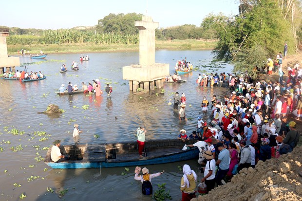 Lễ tảo mộ Ramưwan - Nghi lễ độc đáo của đồng bào Chăm ở Bình Thuận