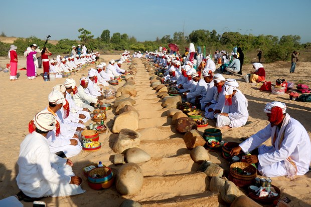 Lễ tảo mộ Ramưwan - Nghi lễ độc đáo của đồng bào Chăm ở Bình Thuận